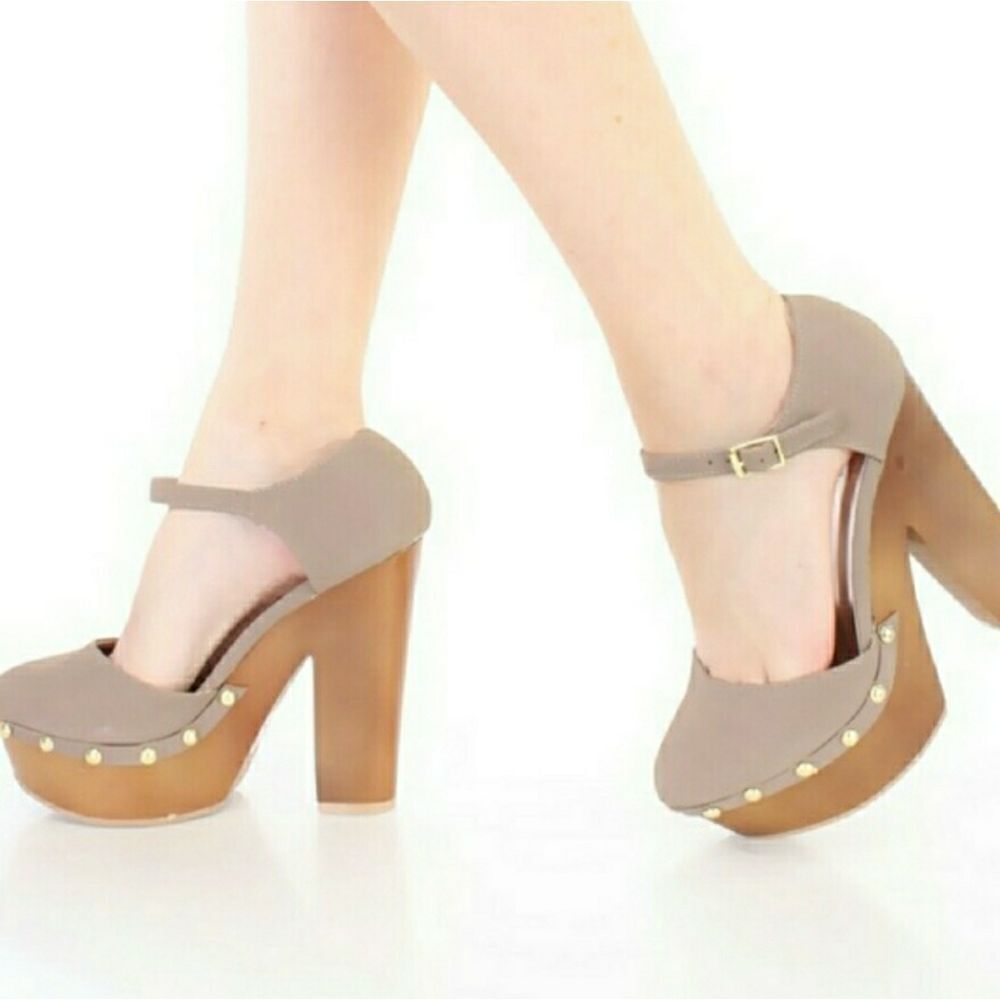 Qupid Taupe 2" Studded Platform Block Heels Size 8.5